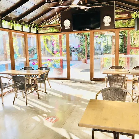 Ξενοδοχείο με διαμερίσματα Ten Apart Hotel 4*